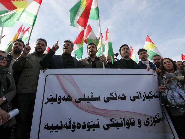 Manifestantes en Irak con la bandera del Kurdistán protestan contra el ataque iraní sobre Erbil, a las afueras de la sede de las Naciones Unidas en ese país.