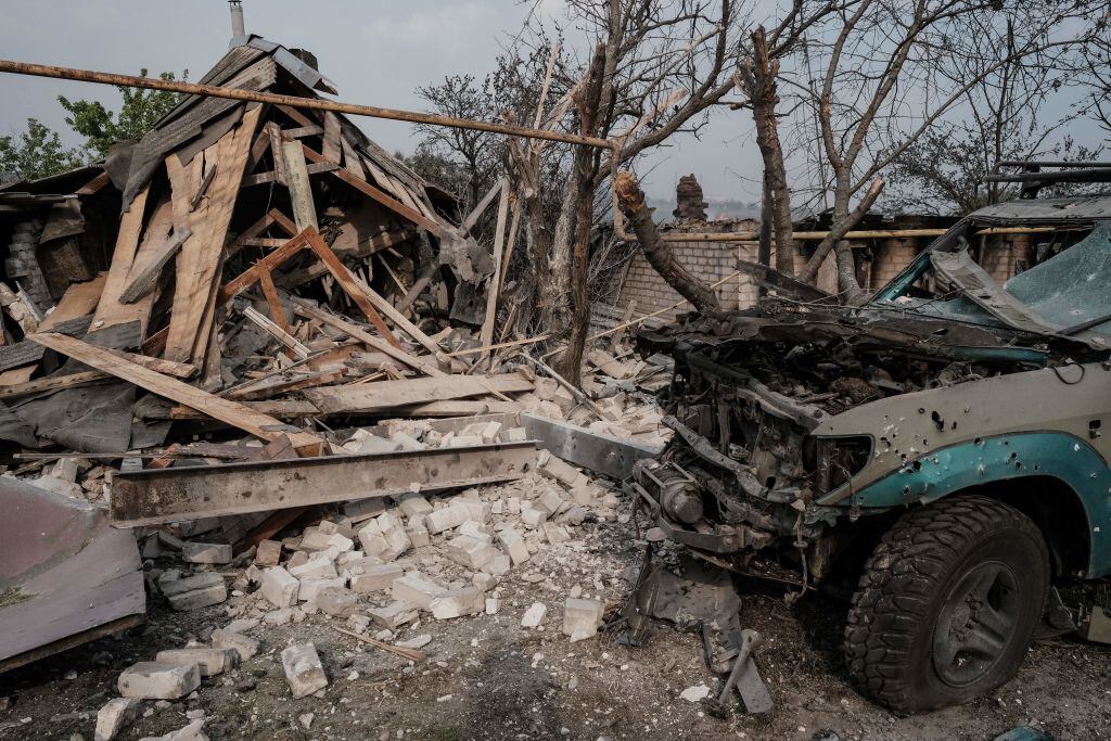 Los ataques rusos destruyen edificaciones en la región de Lugansk