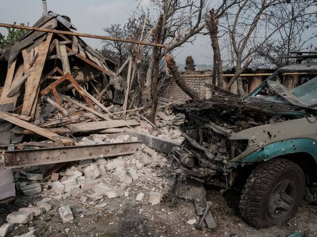 Los ataques rusos destruyen edificaciones en la región de Lugansk