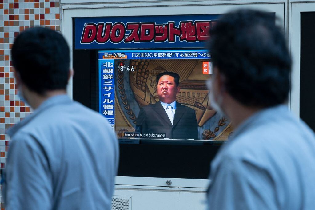 La televisión en Tokio informa del misil lanzado por el régimen de Kim Jong-Un
