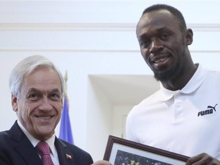 Sebastián Piñera le mostró un meme a Usain Bolt en su visita a La Moneda