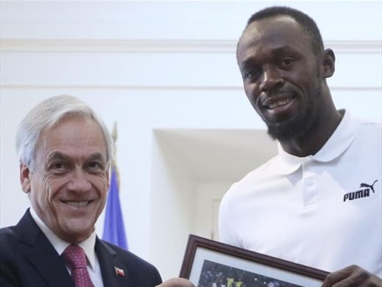 Sebastián Piñera le mostró un meme a Usain Bolt en su visita a La Moneda