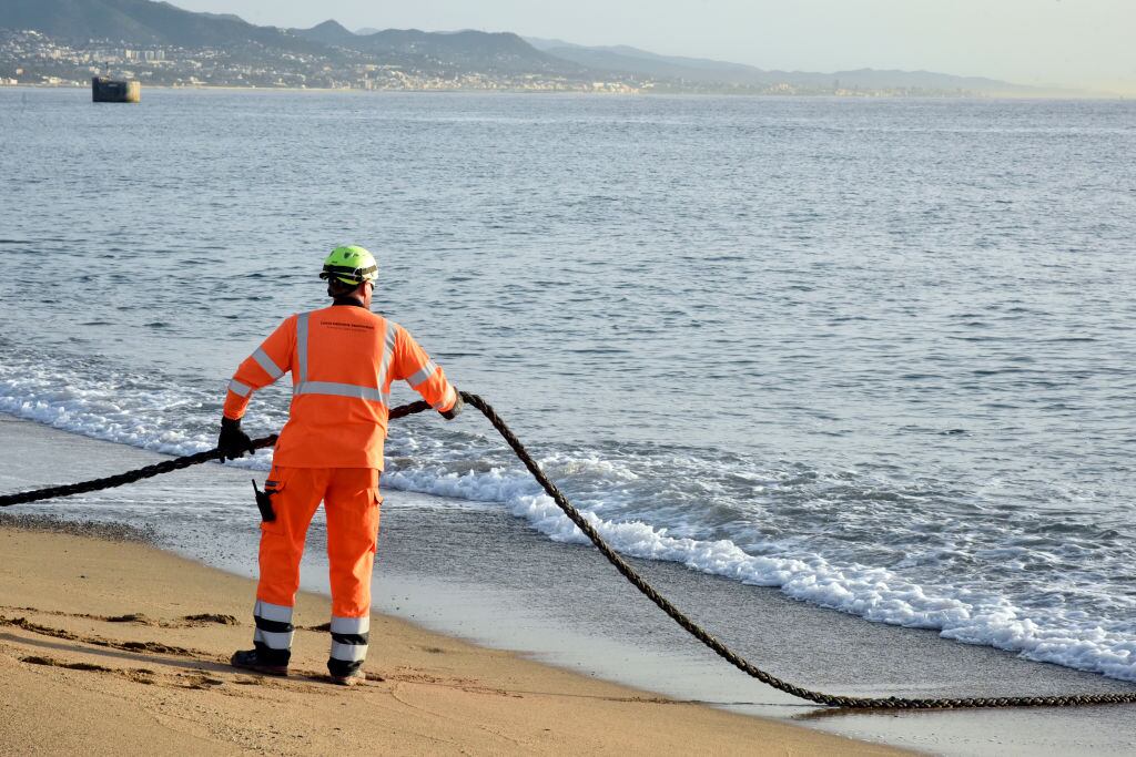 Trabajador recibe cable de telecomunicaciones que conecta España con África
