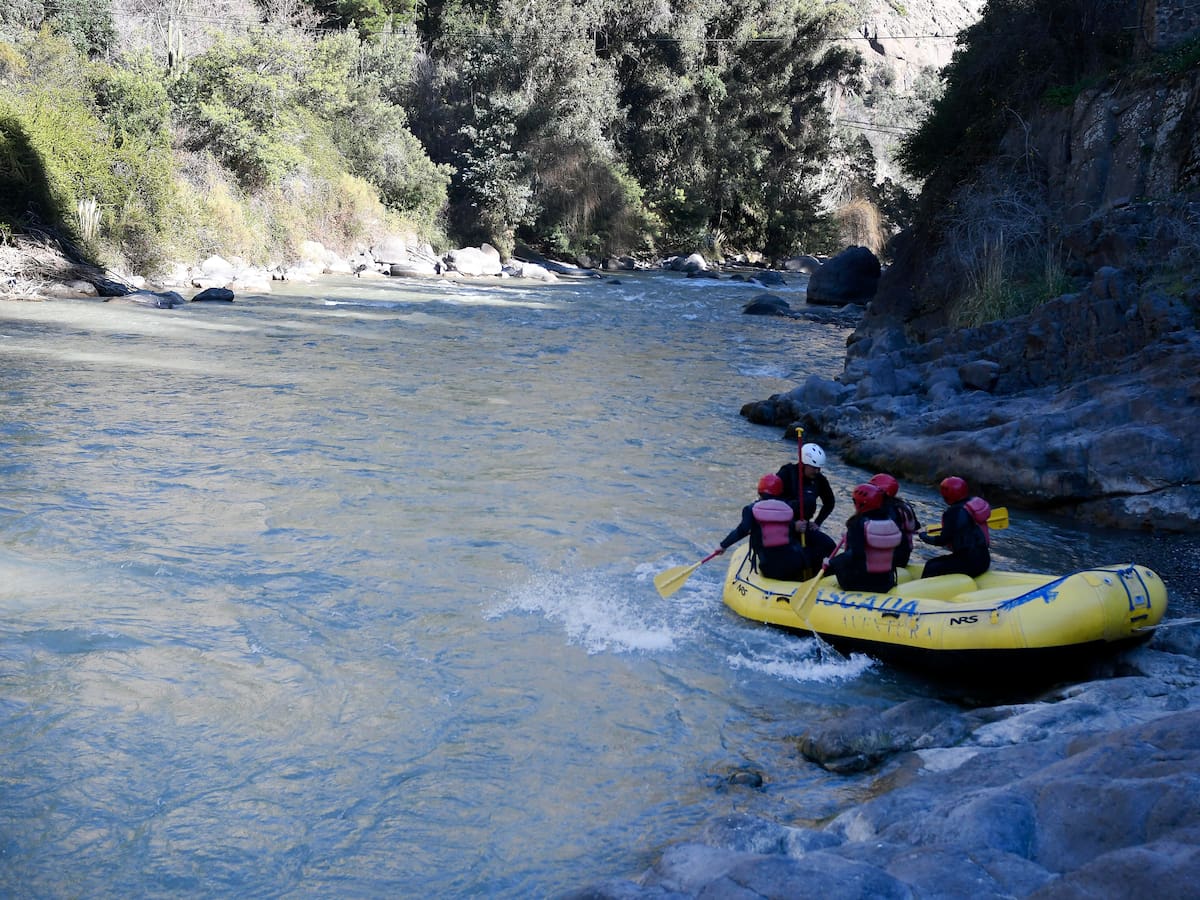 Estudiante universitario muere tras volcar bote durante actividad de rafting en Pucón