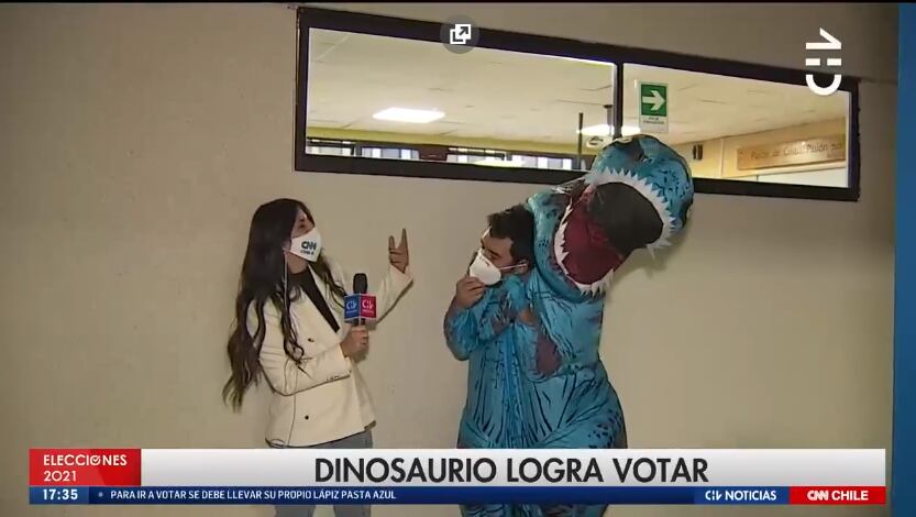 El hombre disfrazado reveló su identidad en Chilevisión y CNN.