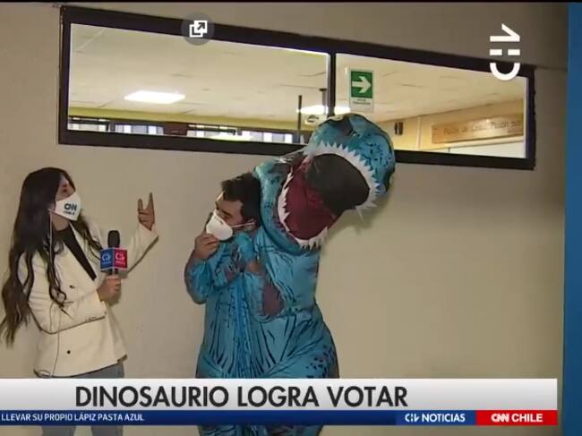 El hombre disfrazado reveló su identidad en Chilevisión y CNN.