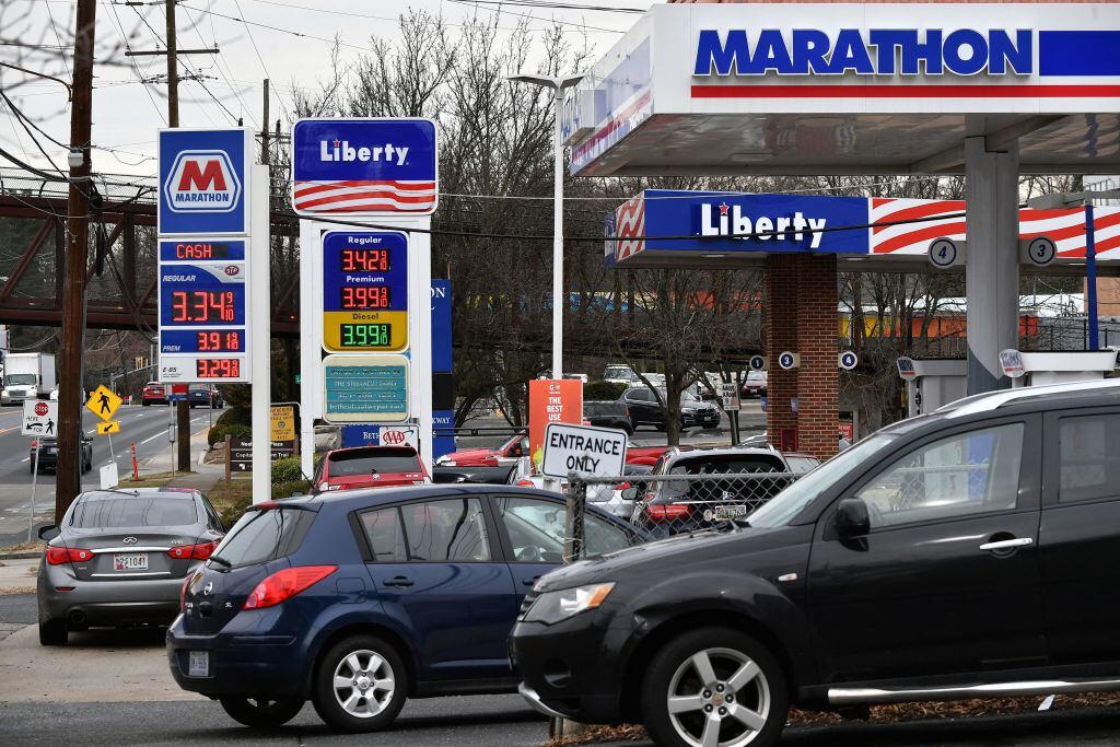 Automovilistas recargan gasolina en una estación en Maryland