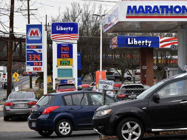 Automovilistas recargan gasolina en una estación en Maryland