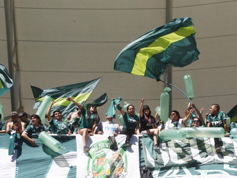 11 de Noviembre del 2017/CONCEPCIONHinchas alientan a su equipo durante la final de la Copa Chile se enfrentan los equipos de Universidad de Chile vs Santiago Wanderers, partido jugado en el Estadio Ester Roa.
FOTO: RODRIGO SAENZ/AGENCIAUNO