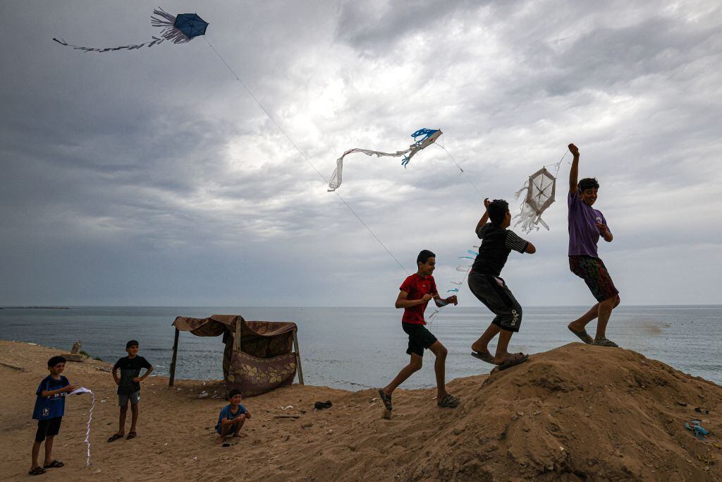 Niños palestinos juegan en el campo de refugiados Al-Shati en Gaza