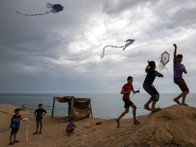 Niños palestinos juegan en el campo de refugiados Al-Shati en Gaza