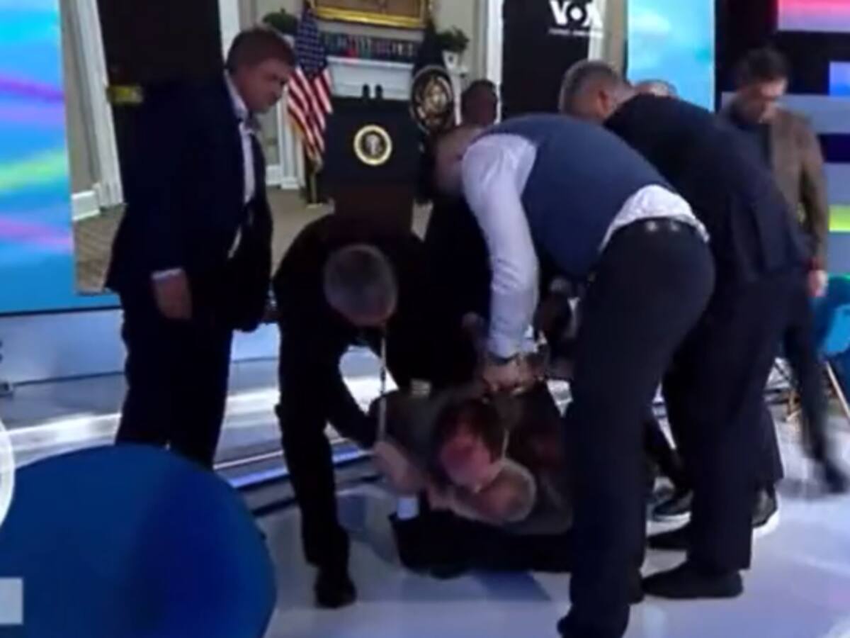 «Hay un agente ruso aquí mismo en el estudio»: Periodista ucraniano y político ruso terminaron a golpes en programa de TV