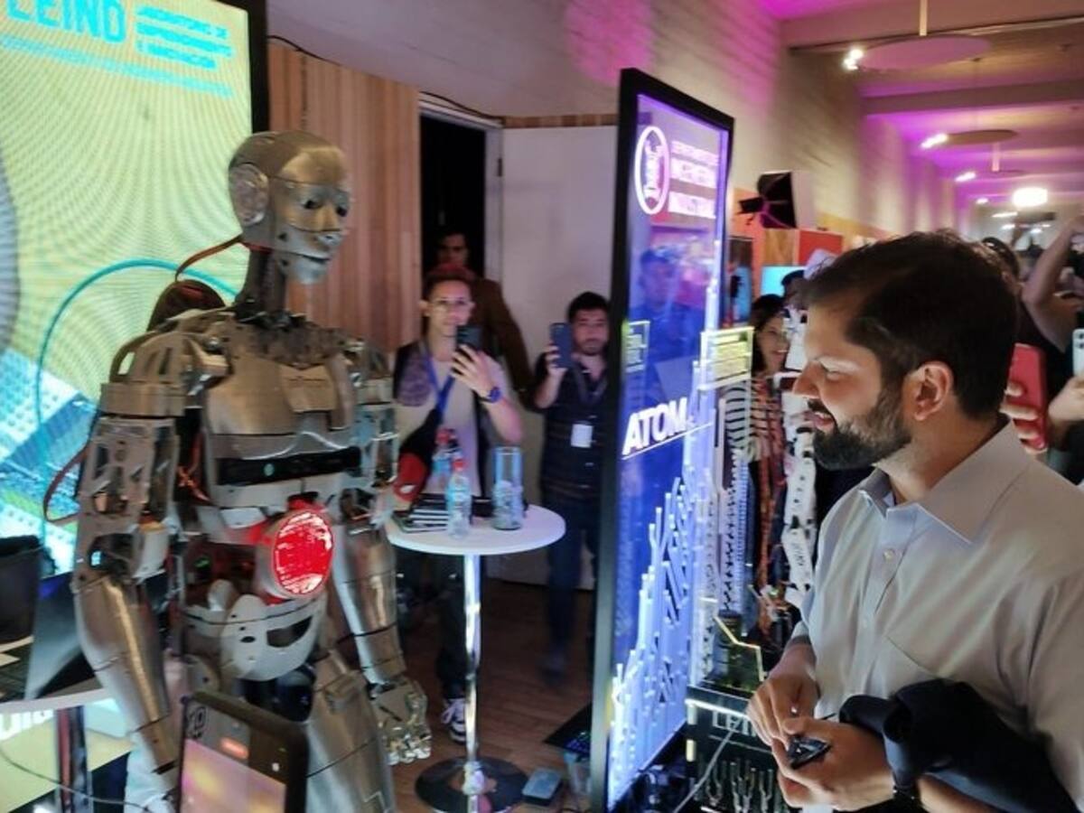 Presidente Gabriel Boric visita robot humanoide ATOM en Congreso Futuro 2024