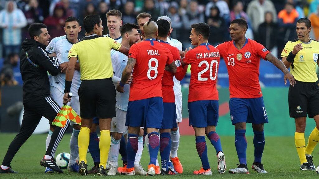 SAO PAULO, BRAZIL - JULY 06: Arturo Vidal of Chile argues with players of Argentina during the Copa America Brazil 2019 Third Place match between Argentina and Chile at Arena Corinthians on July 06, 2019 in Sao Paulo, Brazil. (Photo by Alexandre Schneider/Getty Images)