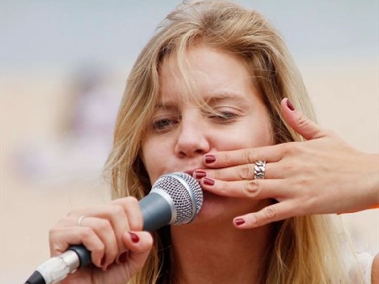 Javiera Acevedo impacta con sensual portada de revista Cosas