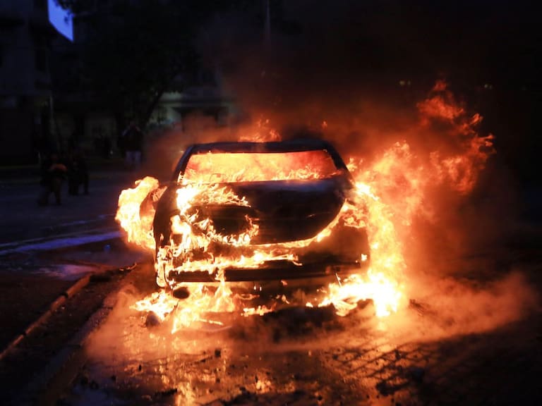 Camioneta quemada en Ercilla genera gran operativo policial: investigan si corresponde al sustraído a funcionarios de Cesfam