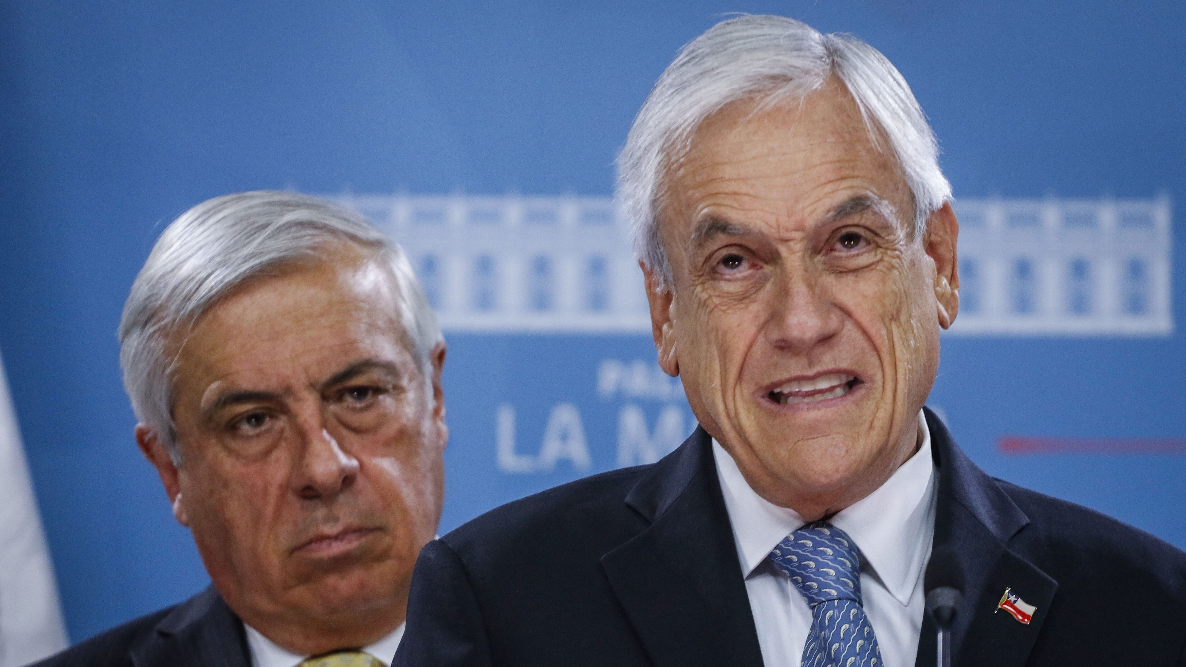 3 de Marzo del 2020/SANTIAGOEl Presidente de la Republica, Sebastián Piñera, se refiere a la presentación del Plan de Acción frente a situación global de coronavirus, mientras es observado por Jaime Mañalich, ministro de Salud, en la sala de prensa del Palacio de La Moneda.
FOTO: SEBASTIAN BELTRAN GAETE/AGENCIAUNO