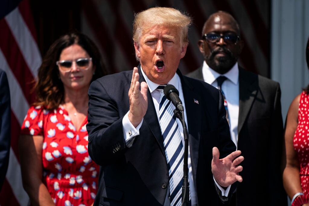 Donald Trump anunciando una demanda contra los gigantes tecnológicos