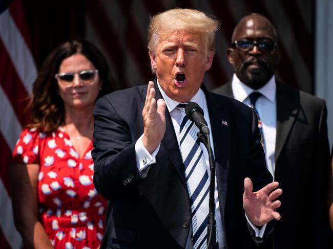 Donald Trump anunciando una demanda contra los gigantes tecnológicos