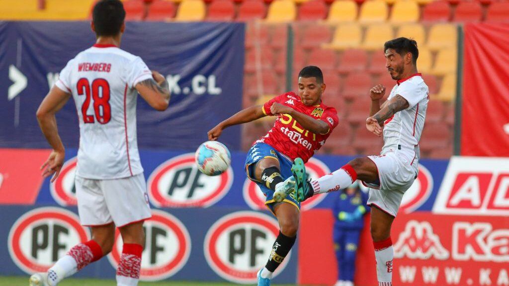 14 DE NOVIEMBRE DE 2020/SANTIAGOCristian Palacios (c) remata, durante el partido valido por decimoctava fecha del Campeonato Nacional AFP PlanVital 2020, entre Unin Espaola y Unin La Calera, disputado en el Estadio Santa Laura.
FOTO: SEBASTIAN ORIA/AGENCIAUNO