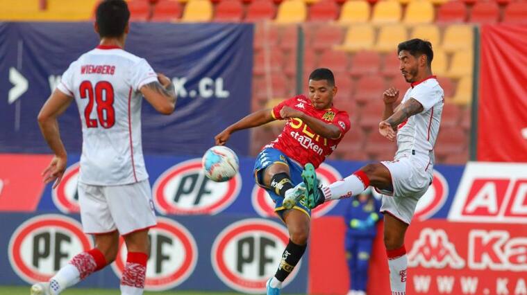 14 DE NOVIEMBRE DE 2020/SANTIAGOCristian Palacios (c) remata, durante el partido valido por decimoctava fecha del Campeonato Nacional AFP PlanVital 2020, entre Unin Espaola y Unin La Calera, disputado en el Estadio Santa Laura.
FOTO: SEBASTIAN ORIA/AGENCIAUNO