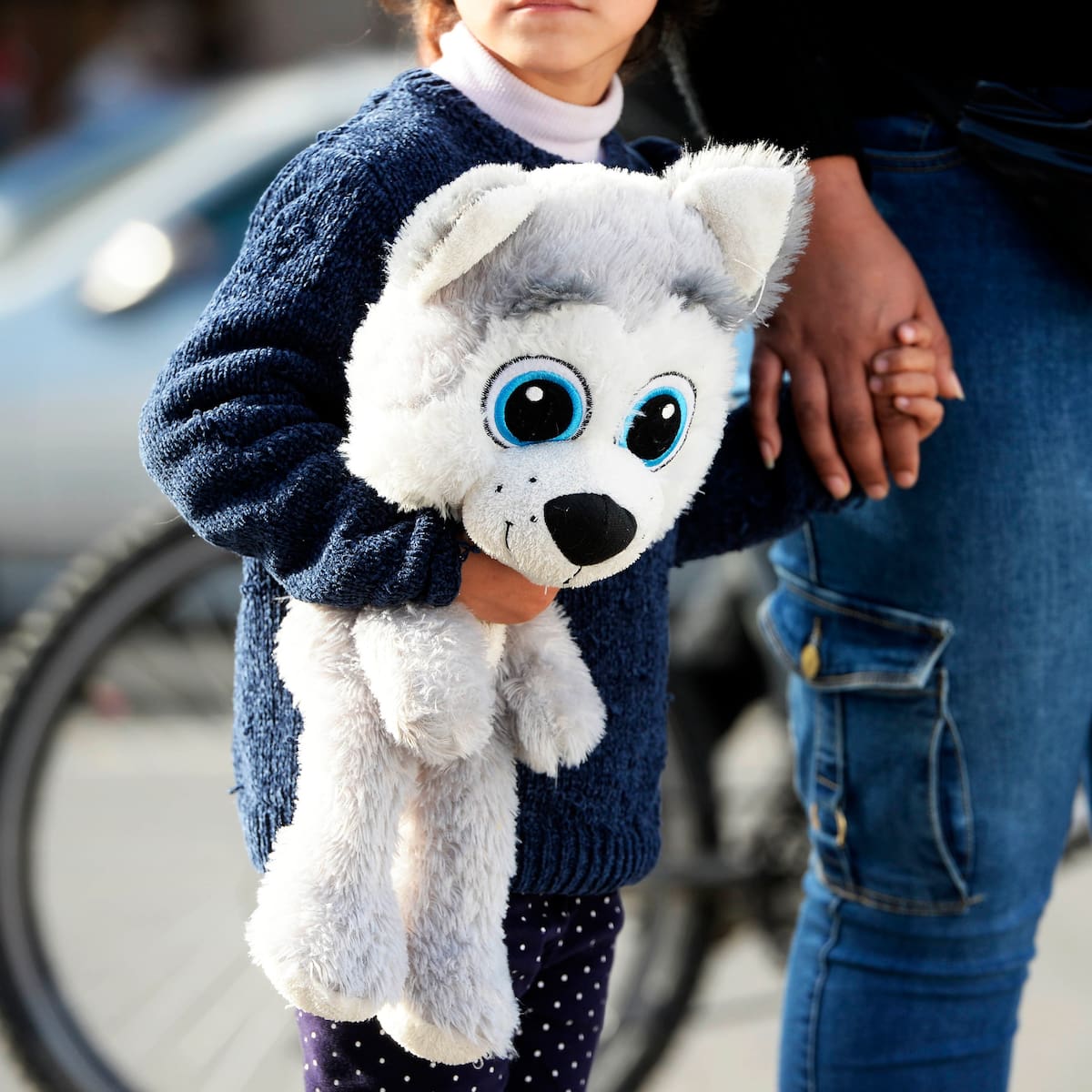 Día Internacional de la Niña: experta llama a dejar de pedirles a las niñas que sean fuertes frente a la adversidad