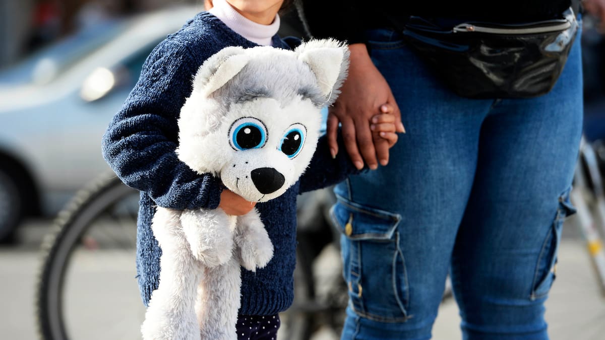 Día Internacional de la Niña: experta llama a dejar de pedirles a las niñas que sean fuertes frente a la adversidad