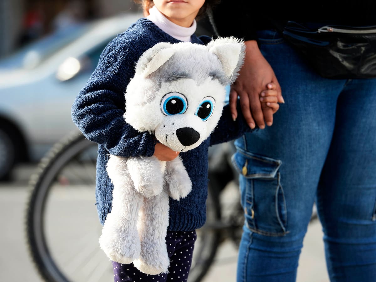 Día Internacional de la Niña: experta llama a dejar de pedirles a las niñas que sean fuertes frente a la adversidad