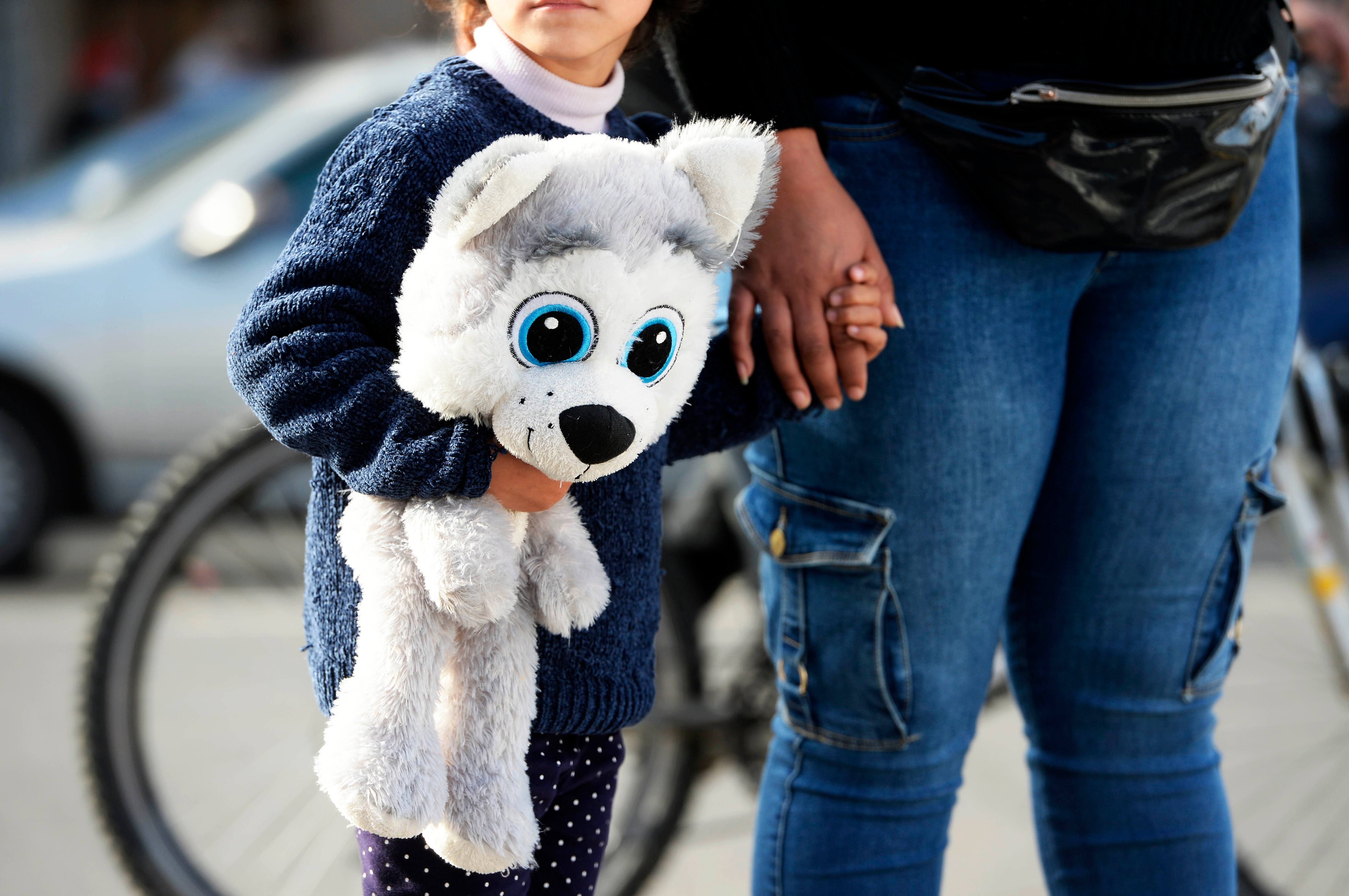 Día Internacional de la Niña: experta llama a dejar de pedirles a las niñas que sean fuertes frente a la adversidad