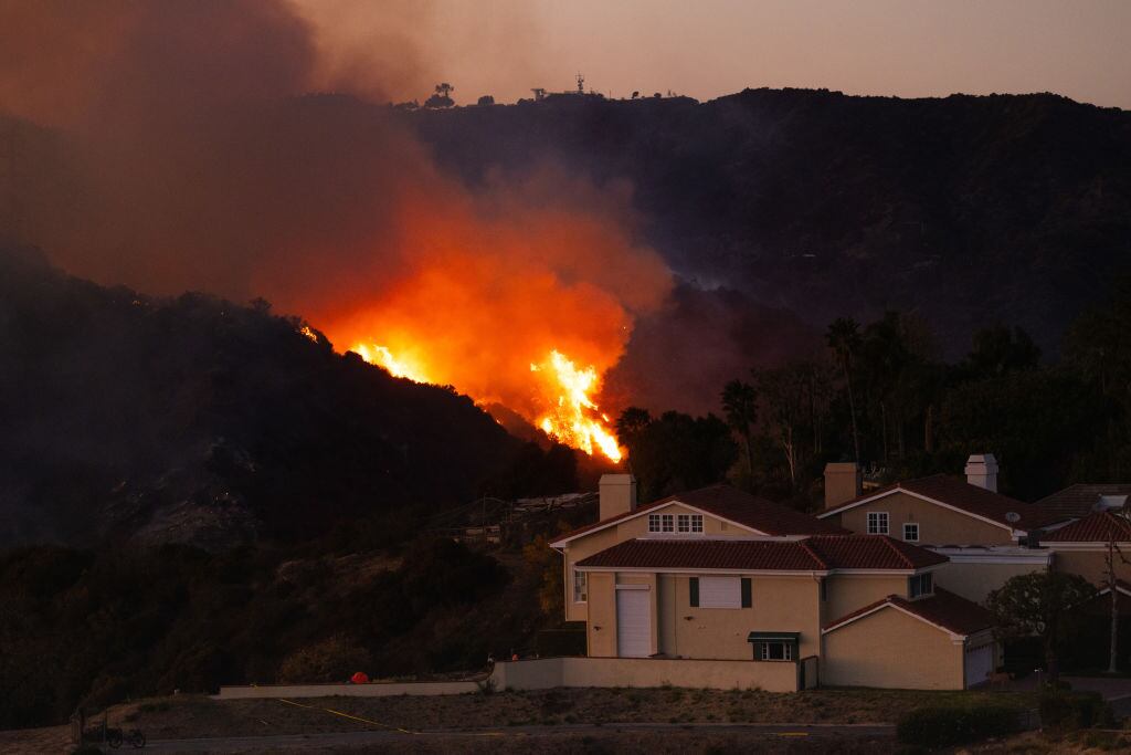 El fuego se eleva cerca de una propiedad en la zona de Brentwood cercana a Los Angeles, California de Estados Unidos