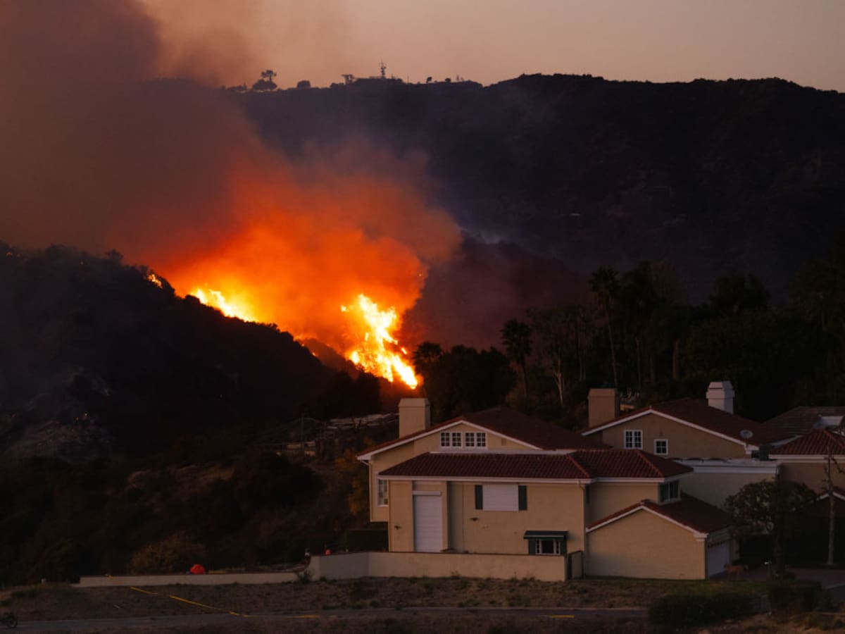 Los Angeles: incendios pueden reiniciarse por fuertes vientos y cifra de muertos llega a 24