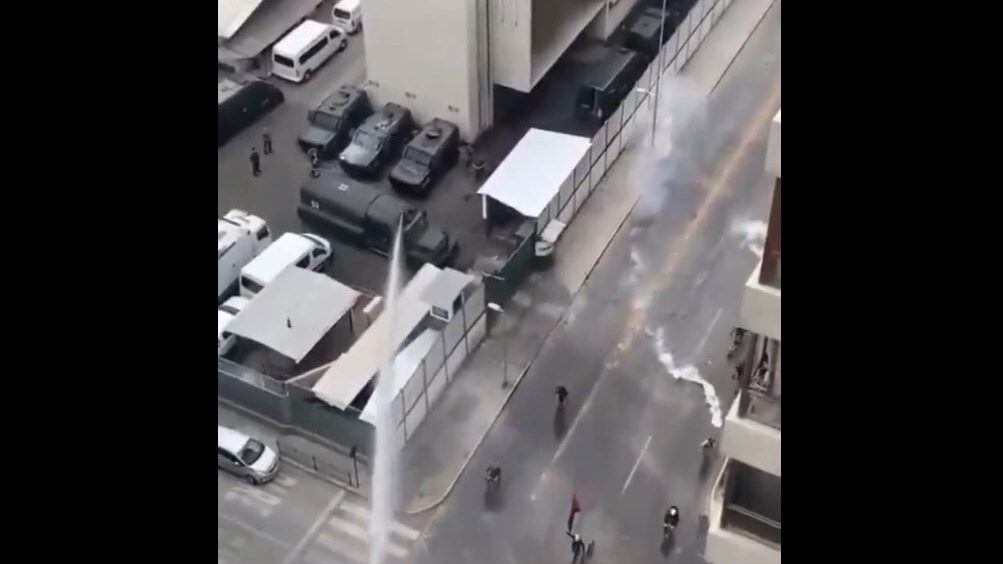 Carabineros lanza agua y gases a ciclistas en Santiago
