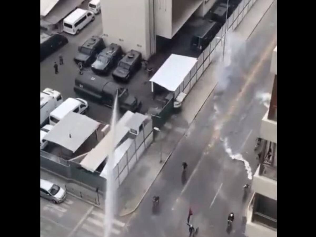 Ciclistas denunciaron en redes sociales que personal de Carabineros les lanzó gases y agua desde comisaría en Santiago