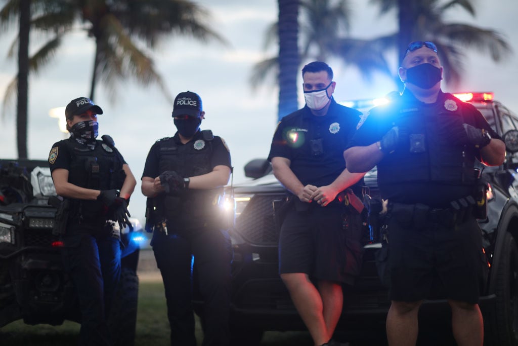 La policías custodia Miami Beach ante el inicio del toque de queda