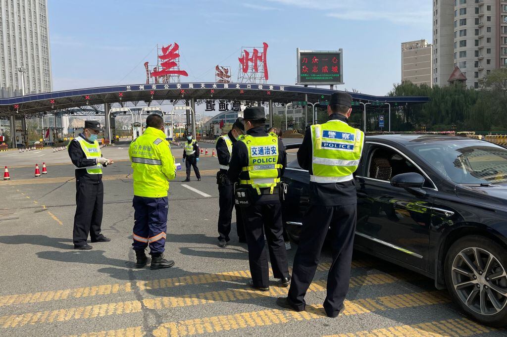 Policías realizan un control en el cruce de la autopista hacia la ciudad de Lanzhou