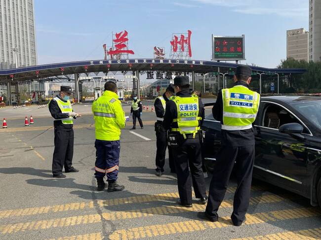 Policías realizan un control en el cruce de la autopista hacia la ciudad de Lanzhou