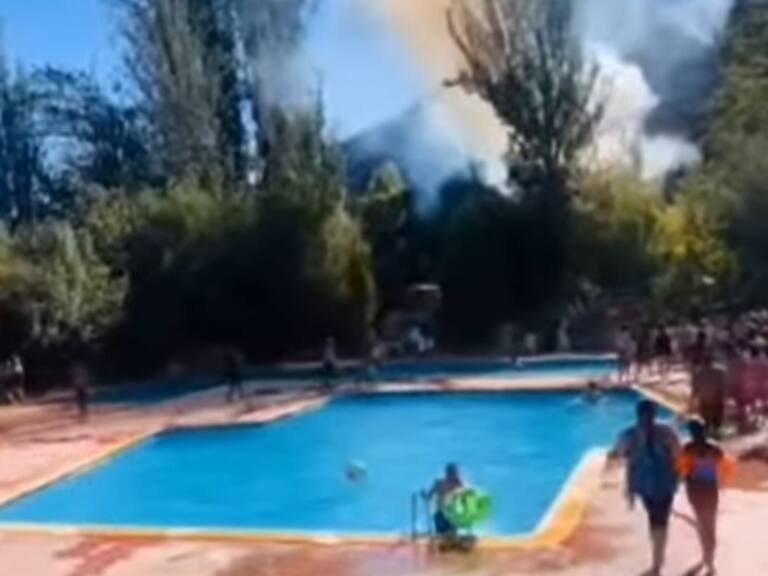 Descontrolado incendio en San José de Maipo: Registro muestra a turistas arrancando de las llamas desde concurrida piscina