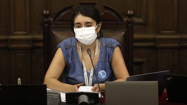 06 de Enero de 2022/SANTIAGOLa Presidenta de la Convencin,Maria Elisa Quinteros y el Vicepresidente,Gaspar Dominguez,durante la primera seccin del pleno N¼48 que se lleva acabo en el ex Congreso de Santiago.
FOTO :CRISTOBAL ESCOBAR /AGENCIAUNO