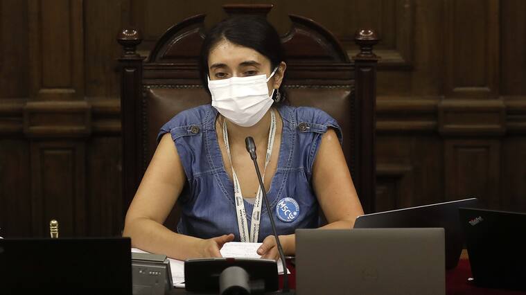 06 de Enero de 2022/SANTIAGOLa Presidenta de la Convencin,Maria Elisa Quinteros y el Vicepresidente,Gaspar Dominguez,durante la primera seccin del pleno N¼48 que se lleva acabo en el ex Congreso de Santiago.
FOTO :CRISTOBAL ESCOBAR /AGENCIAUNO