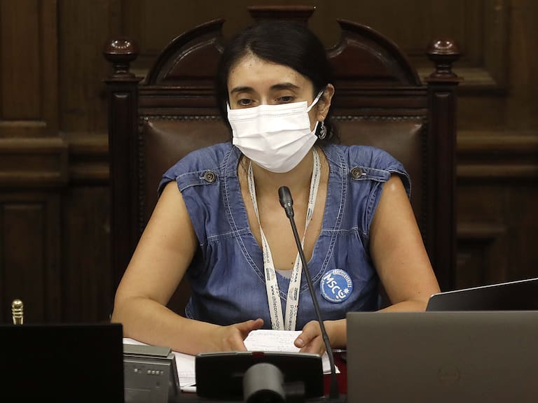 06 de Enero de 2022/SANTIAGOLa Presidenta de la Convencin,Maria Elisa Quinteros y el Vicepresidente,Gaspar Dominguez,durante la primera seccin del pleno N¼48 que se lleva acabo en el ex Congreso de Santiago.
FOTO :CRISTOBAL ESCOBAR /AGENCIAUNO