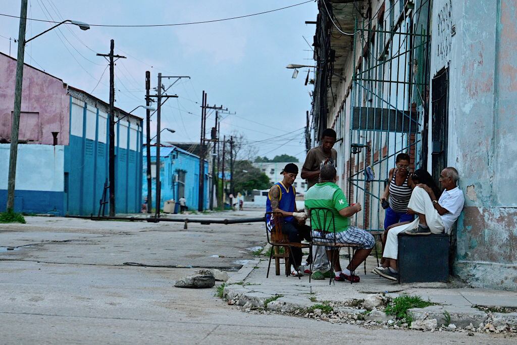 Un grupo de personas en una de las veredas de la ciudad de La Habana, luego de días con un apagón nacional en Cuba