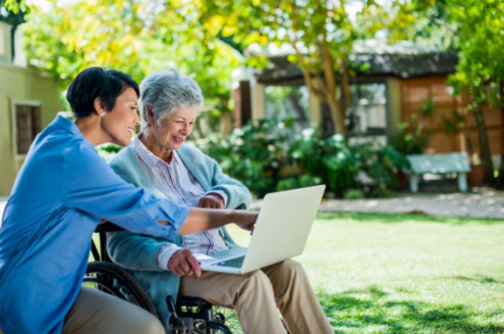 Brecha digital en adultos mayores: Solo el 17% sabe hacer trámites sin ayuda de terceros