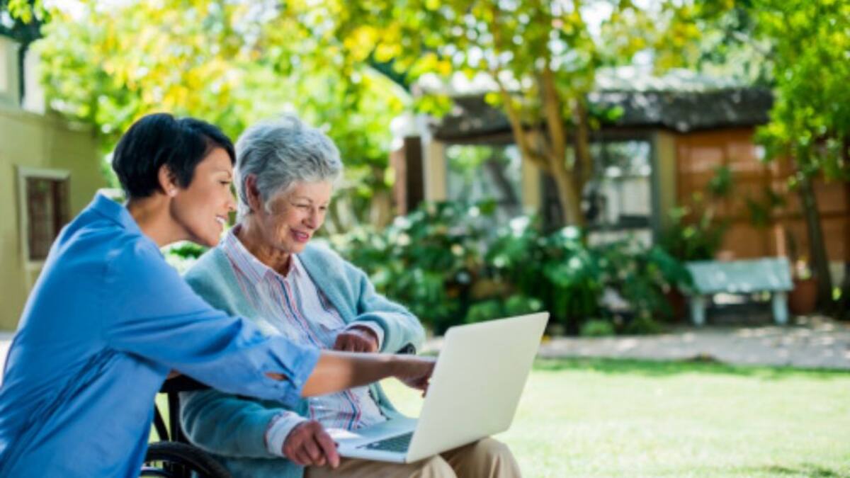 Brecha digital en adultos mayores: solo el 17% sabe hacer trámites sin ayuda de terceros