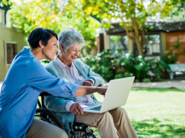 Brecha digital en adultos mayores: Solo el 17% sabe hacer trámites sin ayuda de terceros