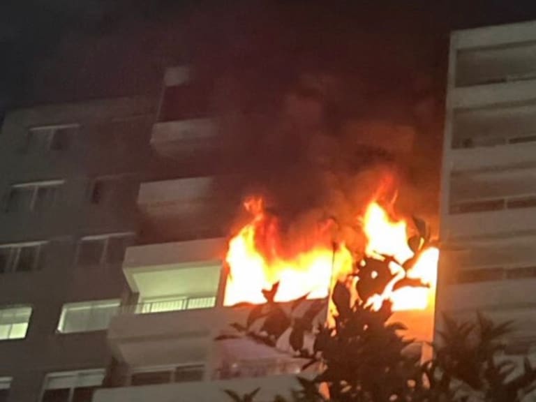 Violento incendio en piso 14 de edificio en La Florida
