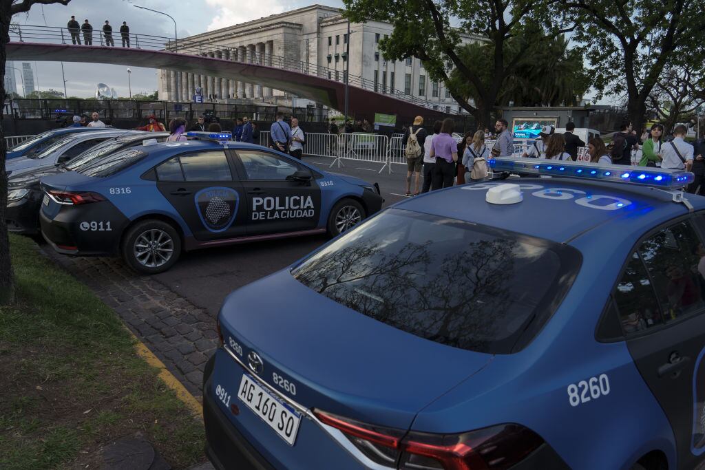 La policía en Buenos Aires resguarda el último debate presidencial en Argentina