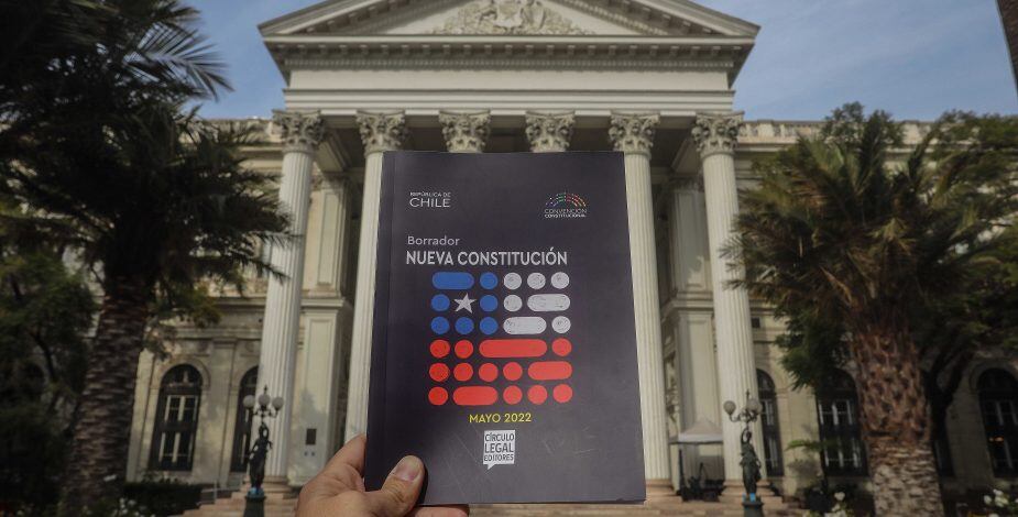 Polémica por versión final del texto constitucional que entregarán al Presidente Boric