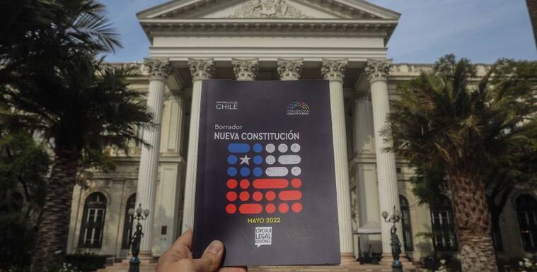 Polémica por versión final del texto constitucional que entregarán al Presidente Boric