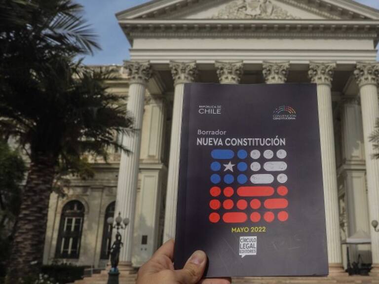 Polémica por versión final del texto constitucional que entregarán al Presidente Boric