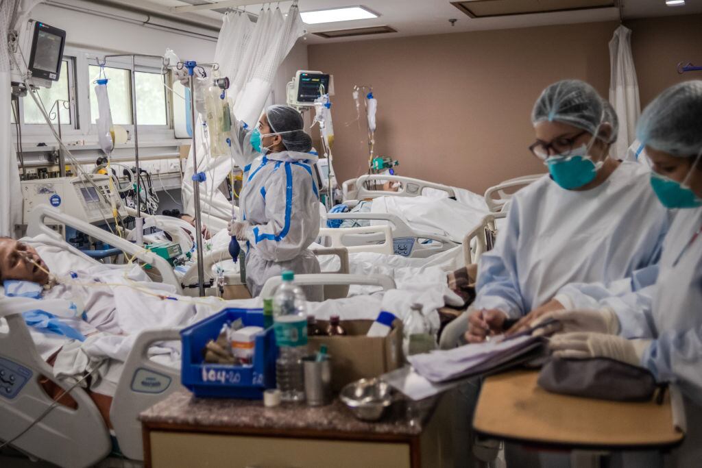 Equipo médico cuida a pacientes Covid-19 en un hospital de la India